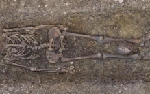 恐怖英国高铁工地挖出40具无头尸骸头骨放置在两腿之间