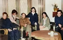 两位伟人罕见全家福，照片中的毛主席坐姿虽然随意，但却充满了一种威严和深邃的气息。