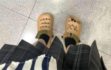 史上最丑洞洞鞋如何风靡全球  医院公认的手术鞋  为何禁上扶梯
