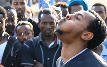 最奇葩的世界纪录，嘴里喷水时间高达56秒，现实版人形瀑布