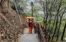 丈夫为救坠崖昏迷妻子自己也被困 现在情况如何