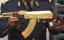 这5把枪全球最贵，萨达姆黄金AK不如陨石手枪，第一名来自中国