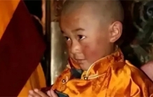 西藏未满1岁男孩舌头惊现藏文  6年后被认定转世灵童  活佛是他