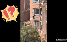江苏苏州惊险!男孩不愿被反锁家中爬窗而出