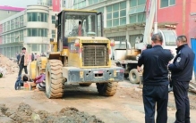 男子驾驶装载机疯狂撞人,铲车撞人致死案例