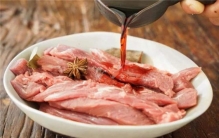 牛肉在冰箱放久了有味怎么处理,牛肉放冰箱里的腥味怎么去除