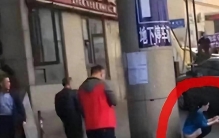 奇闻！疯狂女子公然露骨行径，网友震惊！