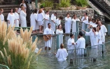 洗礼是什么意思?蘸水在受洗人额头画十字(入教仪式)