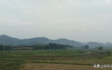 安徽池州男子回家扫墓,土葬民俗文化