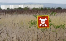 天下奇闻恐怖分子在军队围观下坐着大巴车大摇大摆离去