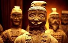 兵马俑排列整齐而且都面向东方这是什么原因呢,兵马俑为何都面向东方