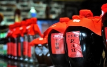 女儿红是什么酒?糯米发酵的黄酒，从女儿满月就埋在地下