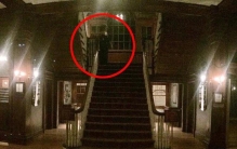 惊悚!美国男子住酒店拍到鬼魂的电影,外国男子拍到家中灵异现象
