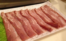 培根是什么?培根是用哪个部位的肉做的(与腊肉相似)