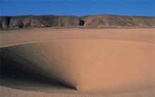 流沙下面到底是什么，为何人踩上去就会下沉？下拉的力达10万牛顿