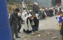 葬礼的时候需要摔盆子,有什么意义?「人死后出殡时孝子为什么一定要摔盆并非礼节而是有深刻寓意」