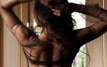 圣涡俗称腰窝，臀部上方腰间两个凹下去的窝(人体模特标志)