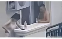 女子在阳台“打扑克”，邻居偷拍并上传引争议