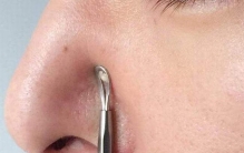 黑头是什么?毛孔中的油脂氧化发硬(造成毛孔粗大)