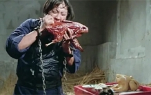 死囚犯最后一顿断头饭，为什么放上一块腥臭的生肉？大有用处