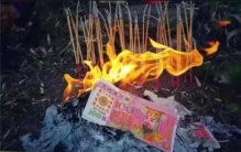 过年过节烧纸钱的缘由,纸钱明烛照天烧的由来