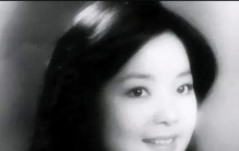 1995年邓丽君去世后为什么葬礼上军人抬棺身披国民党军旗下葬