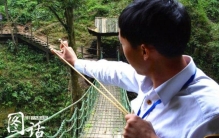 怕大师兄闹事猴倌手拿弹弓巡查