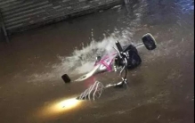 高明两母女骑电动车雨中触电元凶或是车上这个部件