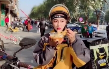 奇闻女孩超高颜值不畏严寒送快递网友画的妆出卖了你