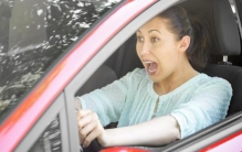 广东中山女司机丈夫喊刹车连撞五车驾驶技术在电脑游戏学的