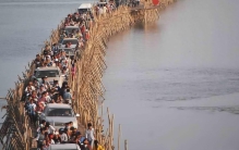 世界上最长竹桥，一天过桥费进账350万，但每年都需拆建！