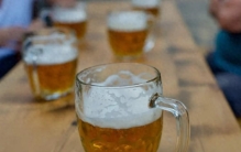 世界纪录-德国游客3小时内喝1254瓶啤酒，这太疯狂了吧，谁敢挑战