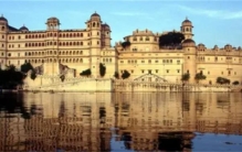 古代世界上最安全的皇宫  为防敌人攻打  把宫殿建在了湖中心