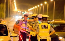 酒驾男子遇到检查 加大油门撞人闯卡（酒驾危害）