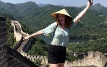 女大学生从旅游飞机上坠落  坠亡前被同机乘客疯狂拉腿2分钟