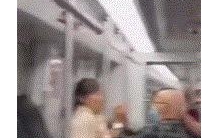广州地铁再现奇闻，大爷与鹦鹉“空中追逐”引围观！