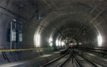 世界上有一条很深的隧道，全长151公里，火车需要摸黑行驶