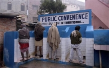 印度的厕所文化 让女性很是无奈（印度厕所）