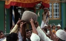 印度神石：90公斤重  几个壮汉抬不起  信徒用食指就举过头顶