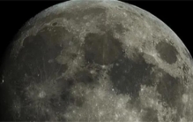 月球正以每年3.8厘米的速度远离地球  原因是什么