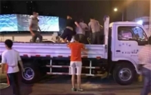 城管暴力执法殴打老板 老板持刀致一死八伤（暴力执法）