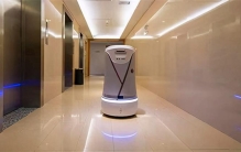 机器人准备进电梯被两男子踹倒 酒店要求怎样赔偿