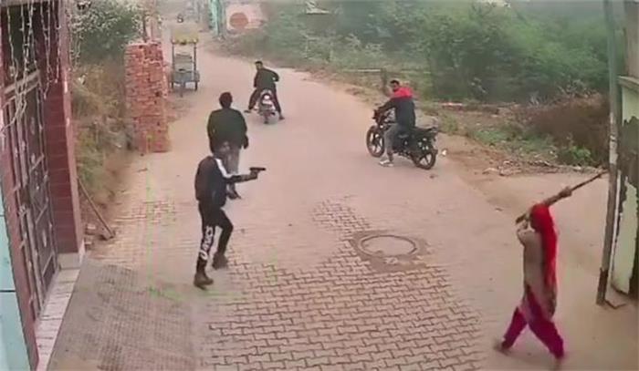 印度女子手持扫帚赶跑枪手 保护自己的儿子