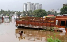 印度喀拉拉邦遭遇特大洪水袭击  86死60000人撤离  好像洪水灭世