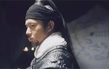 白起的一生毁誉参半，承受君王之过错，为后世所“不容”