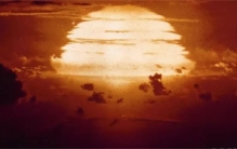 二战广岛原子弹，从投放到爆炸仅43秒，投弹美军轰炸机如何逃生？