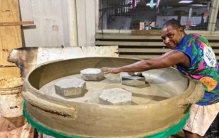 巴西工匠打造1.5米平底锅欲破世界纪录，展示现场锅底破裂