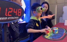 山东淄博兄妹成功挑战盲拧魔方世界纪录