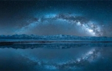 夜空为什么是黑的呢（空间稀薄 没法反射光线）