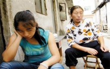 母亲把大儿子送进监狱 却要大儿子养老（偏心母亲）